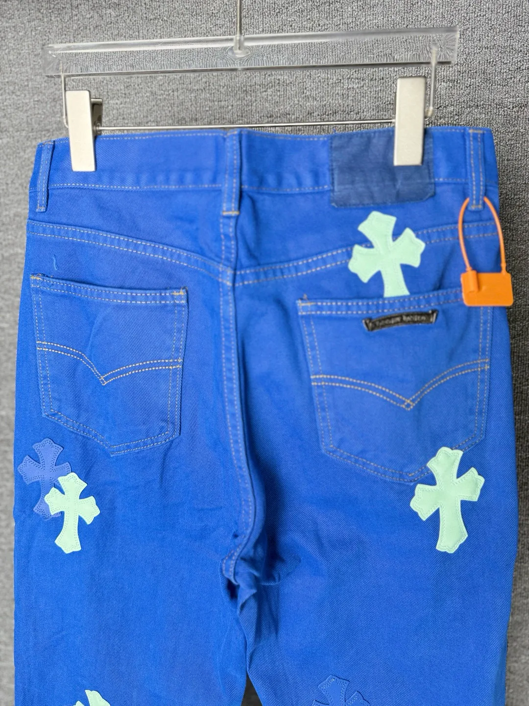 P270 💰 (Top version) Chrome hearts | ch Chrome hearts London limited dopamine blue leather jeans - charming dopamine personality jeans, indispensable for fashionistas, the same style for celebrities, and one touted by many bloggers. This new pair of pants is perfect in terms of shape and upper body. It is no exaggeration to say that making a pair of jeans is equivalent to the time of making 20 short-sleeved jeans. The fabric is made of high-quality imported denim. It has a unique high-end texture. I am very satisfied with it after washing and proofing several times. Color: dopamine blue Size: 28-30-32-34 (corresponds to S-M-L-XL)